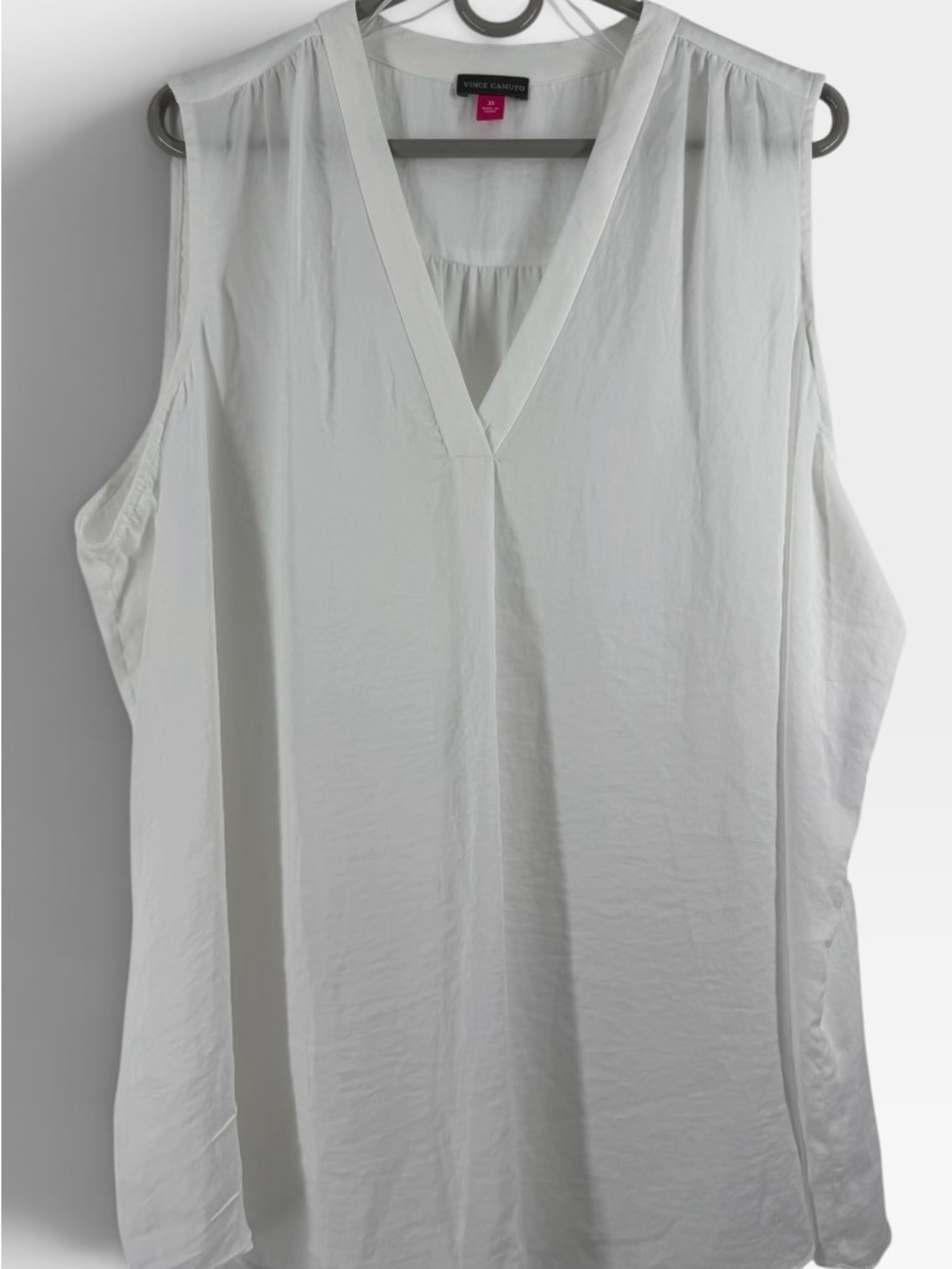 Vince Camuto White V-Neck Sleeveless Lightweight Camisole